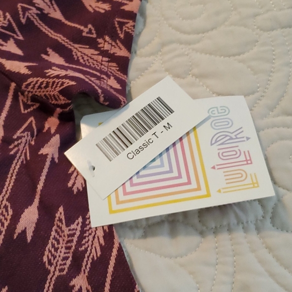 NWT MEDIUM LULAROE CLASSIC TEE ARROWS - Picture 3 of 5